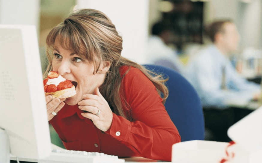 Ook altijd aan het snaaien op het werk? Zoveel extra calorieën krijg je dan binnen!