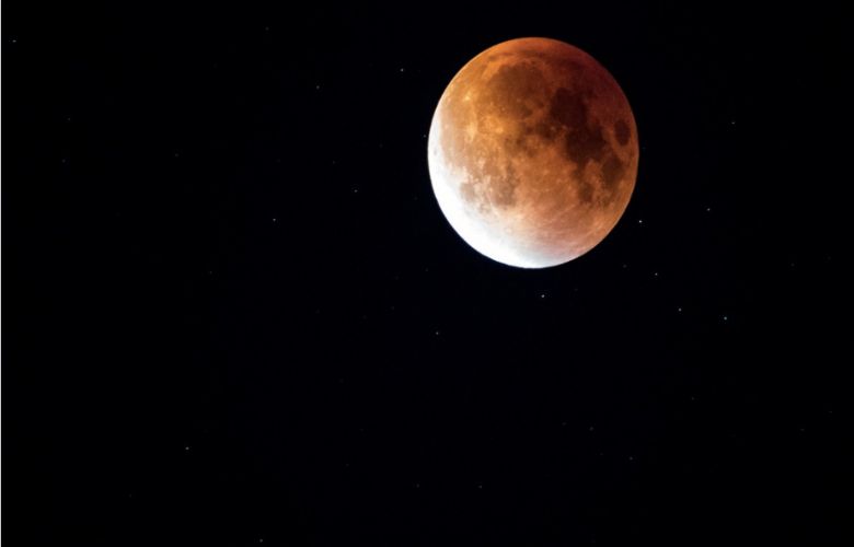 Morgenavond is de langste maansverduistering van de eeuw te zien