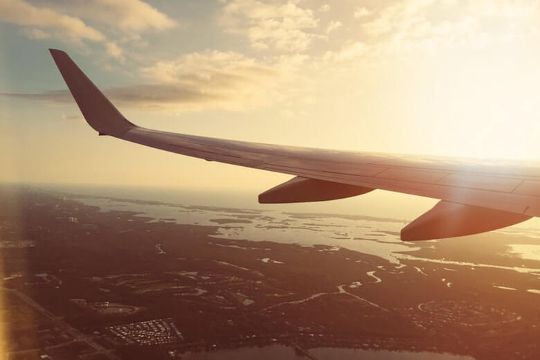 Binnenkort op vakantie? Waarom je altijd zonnebrandcrème op moet doen in het vliegtuig