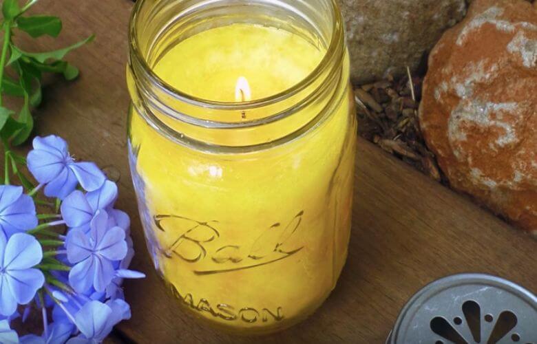 DIY: Zo maak je zelf een heerlijk geurende citronellakaars