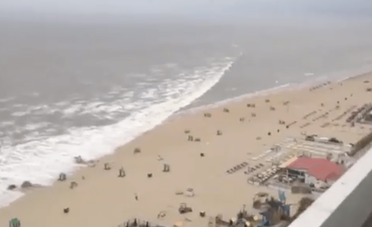 Spectaculaire beelden: enorme vloedgolf overspoelt strand van Zandvoort!