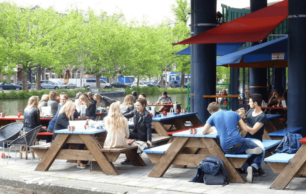 Serveerster schrijft open brief aan klant die foto maakte onder haar rokje