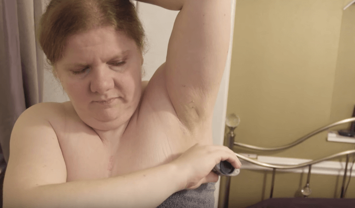 BIZAR: deze vrouw heeft een zeer zeldzame aandoening waardoor ze HIER naar ruikt: "Ik werk alleen nog maar 's nachts"