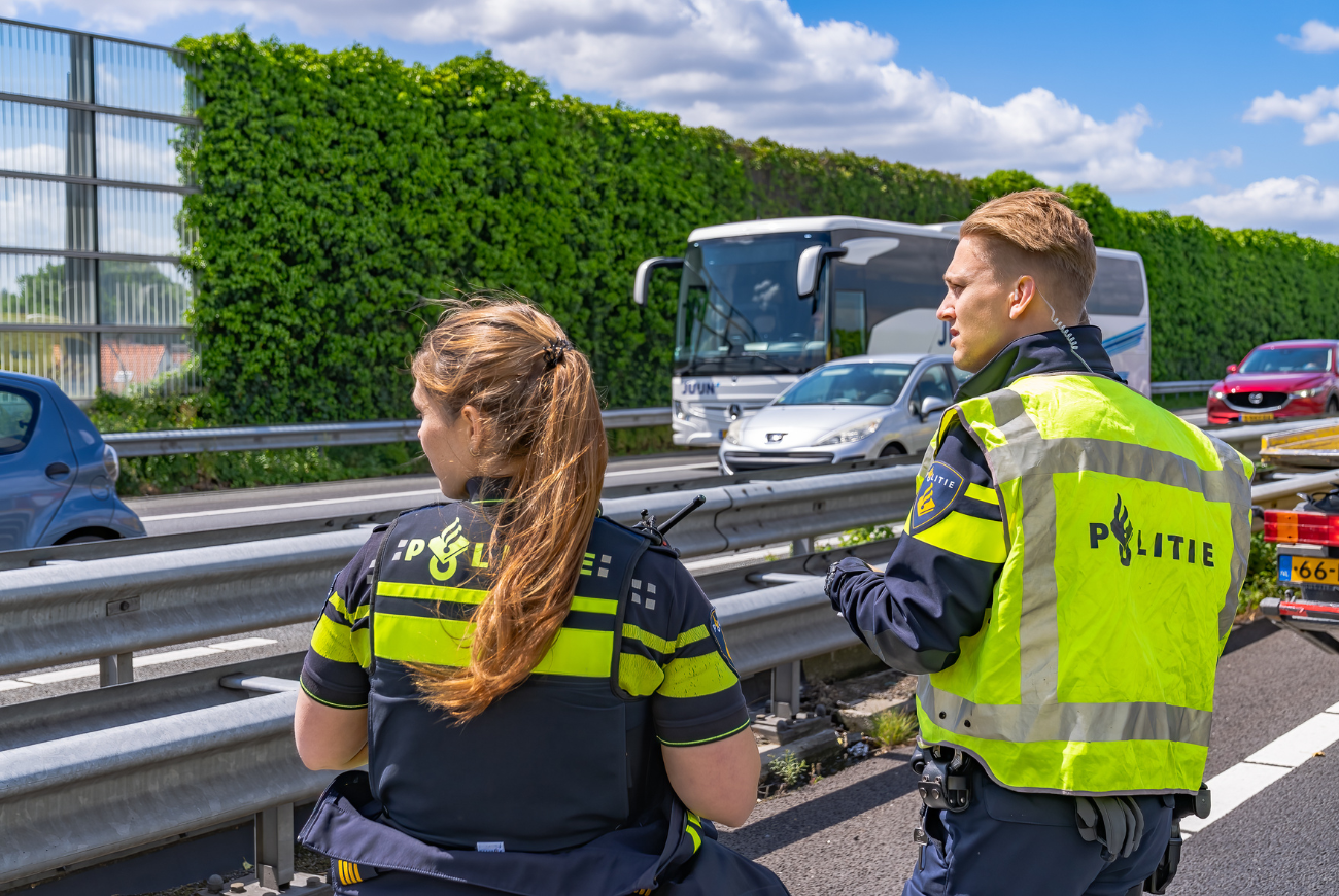 Oeps: vrouw rijdt met elektrische rolstoel over de vluchtstrook