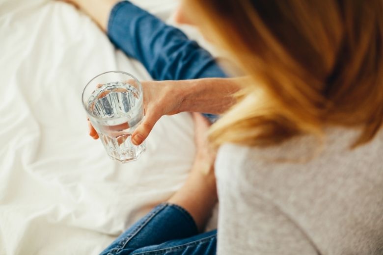 Moet je naarmate je ouder wordt meer water drinken?