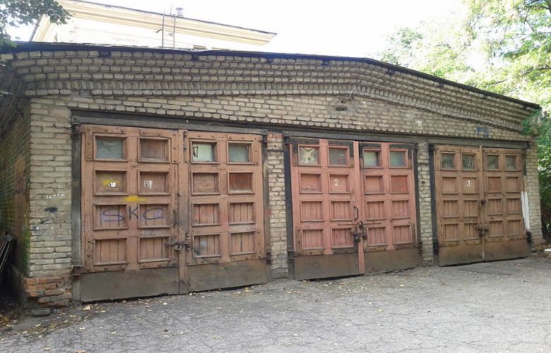 Oom laat deze oude garage achter en wat de familie binnen aantreft is ongelooflijk!