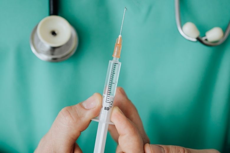 Vaccinatiedirecteur durft niet te zeggen of iedereen eind dit jaar ingeënt is