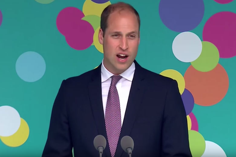 Prins William verrast fans die prinses Diana herdenken bij Kensington Palace
