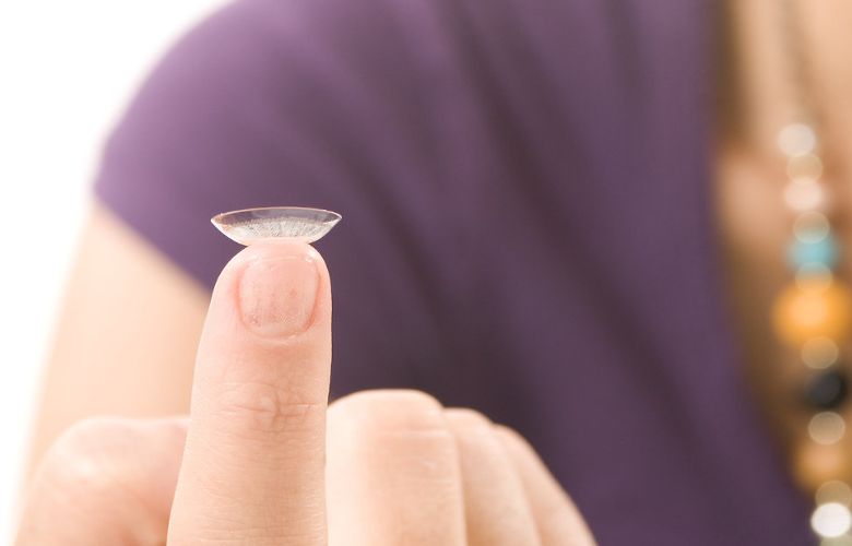 Contactlenzen kun je om deze reden beter niet door het toilet spoelen