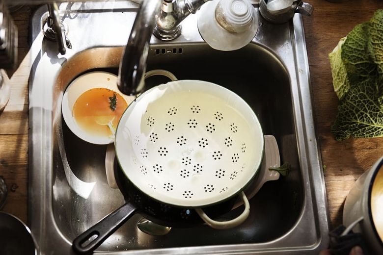 Vieze gootsteen? Met dit middeltje maak je 'm gemakkelijk schoon