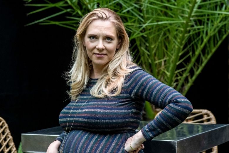 Jelka van Houten gaat eerste kindje genderneutraal opvoeden