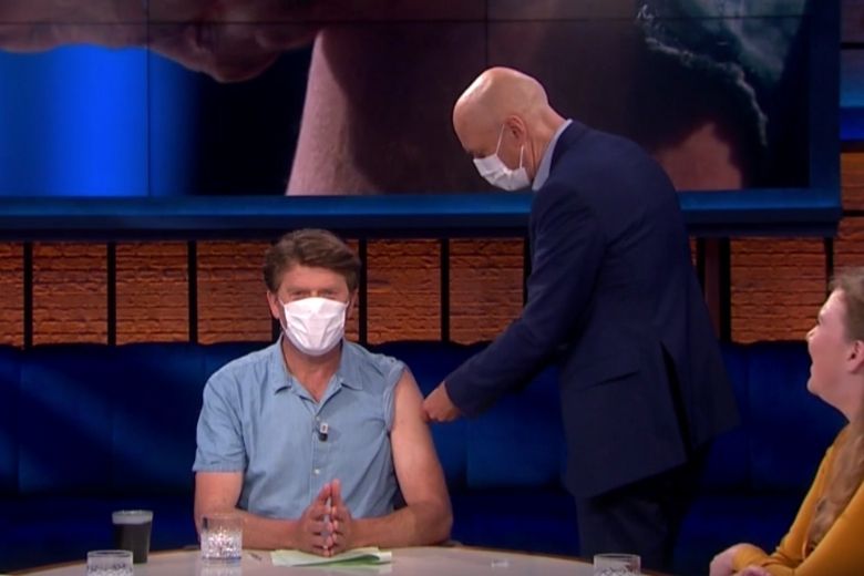 Beau laat zich live op tv vaccineren: ‘Ik vind het een eer’