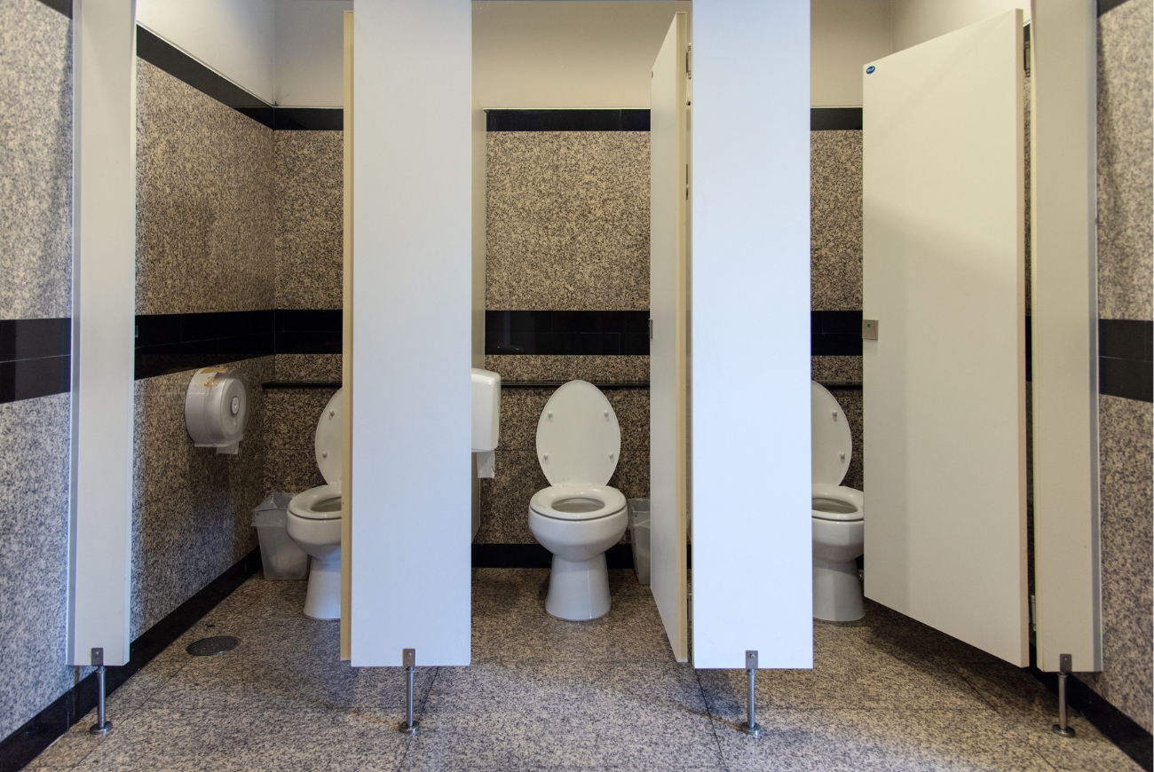 Vieze openbare toiletten: helpt het om wc-papier op de bril te leggen?