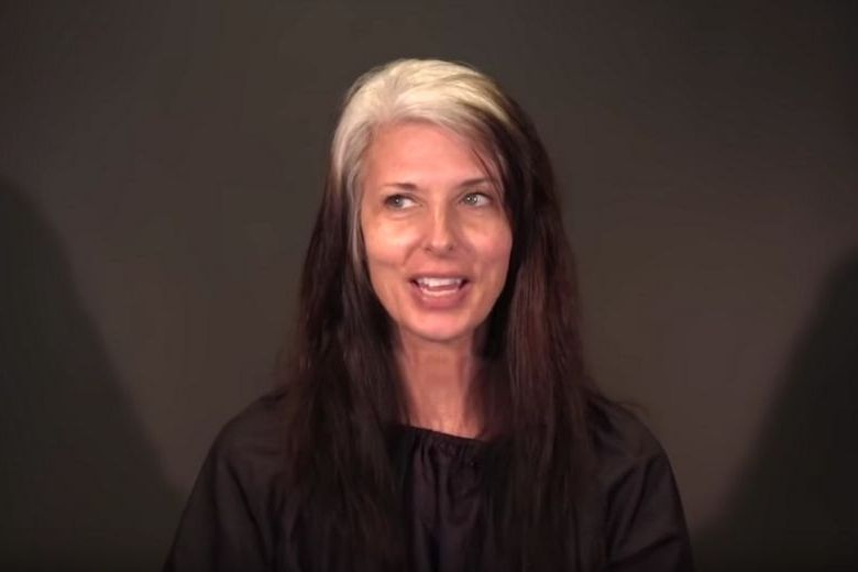 Haarstylist helpt zijn clienten om hun grijze haar te accepteren en de resultaten zijn prachtig