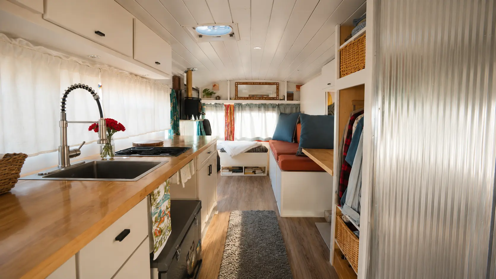 Dit stel heeft een oude schoolbus omgebouwd tot een tiny house – en het interieur verraste iedereen