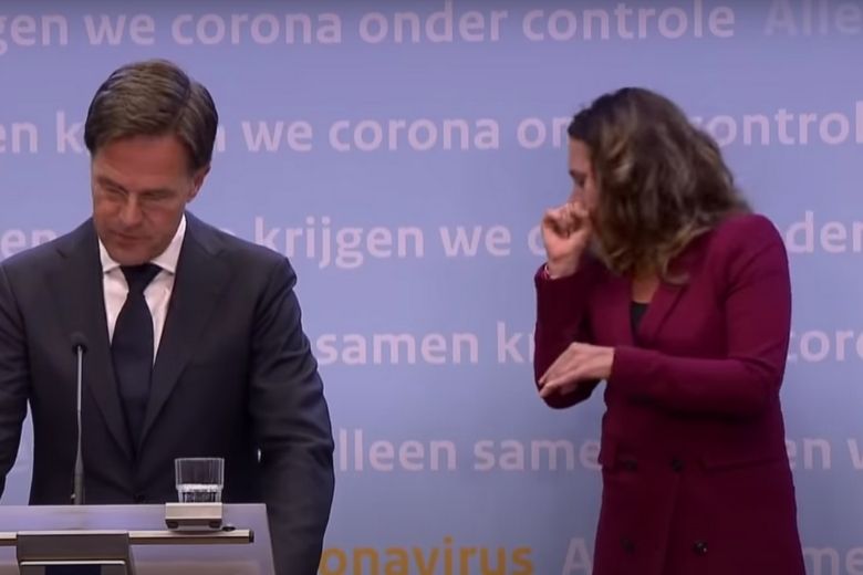 Oeps! Tolk Irma Sluis hoest in hand tijdens persconferentie