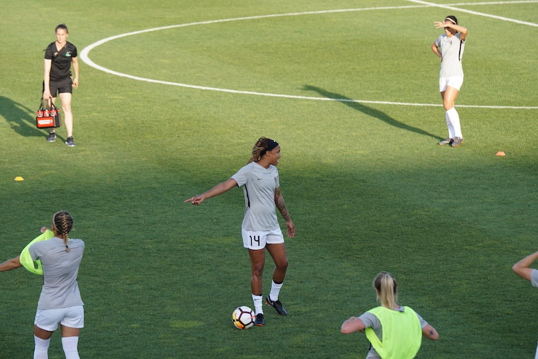 19-jarige Ellen mag als eerste vrouw in het mannenelftal spelen