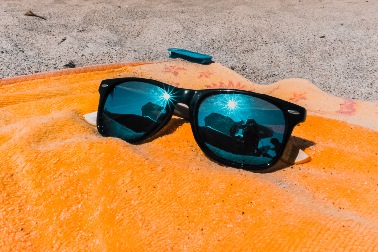 Voor op het strand: met deze lifehacks 'verstop' jij je waardevolle spullen