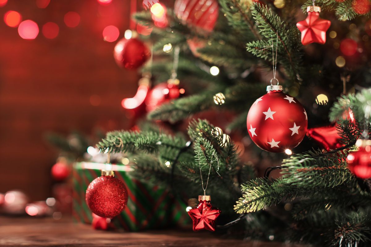 Dit is hoeveel lampjes en kerstballen je in een kerstboom kunt hangen