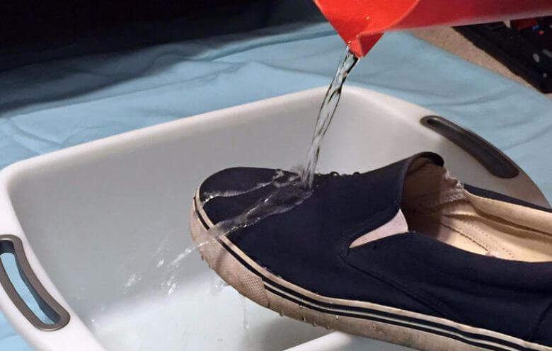 Zo maak je je schoenen snel waterdicht zonder stinkende sprays
