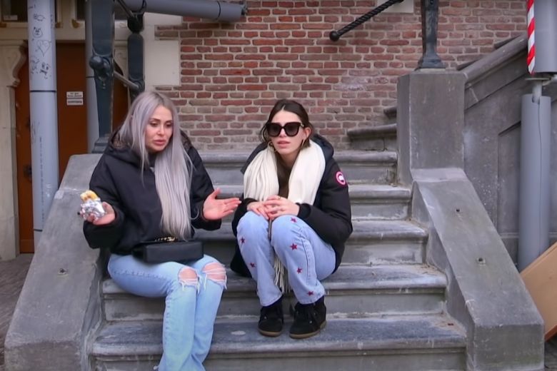 Rijke dames in Steenrijk, Straatarm wekken ergernis op bij kijkers