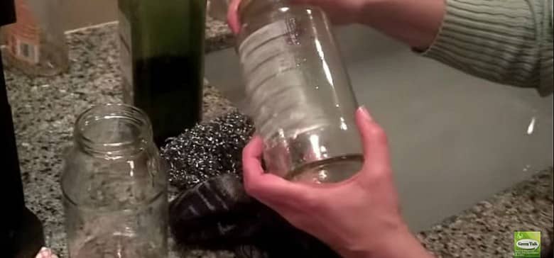 De beste tip: zo verwijdert zij de labels van een glazen fles