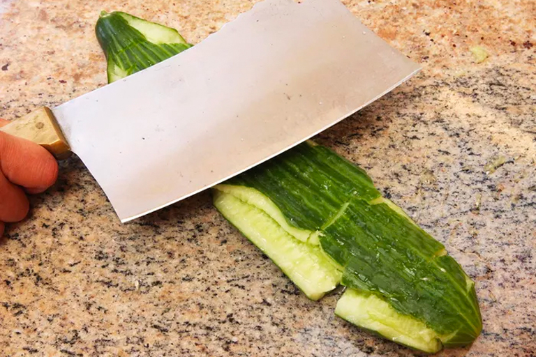 Dit is waarom je een komkommer moet pletten voor je hem eet