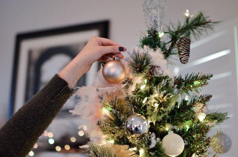 Oeps: waarschijnlijk hang je de kerstlichtjes verkeerd in de kerstboom