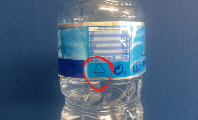 Dus DIT betekenen de rare tekentjes op plastic flesjes! Wisten we dit maar eerder!