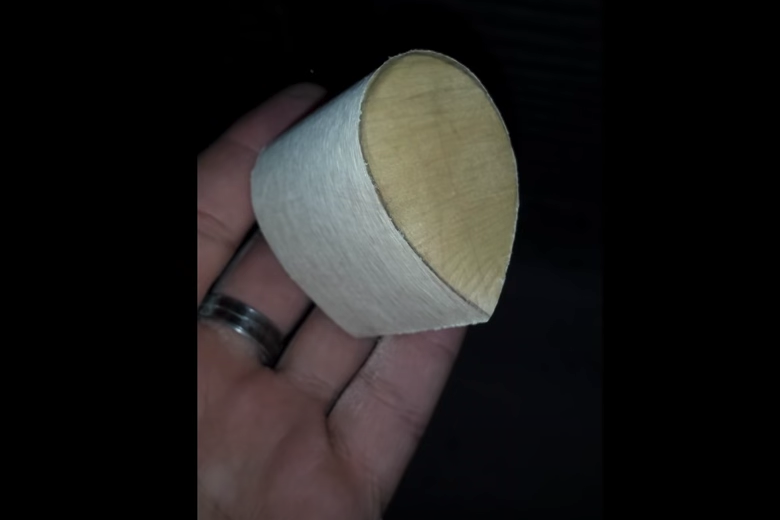 Man knutselt ketting voor zijn vriendin, ze is stomverbaasd als ze ontdekt wat erin zit