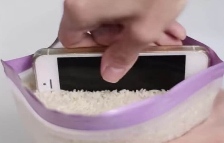 Feit of fabel: een smartphone met waterschade moet je een nacht in droge rijst leggen