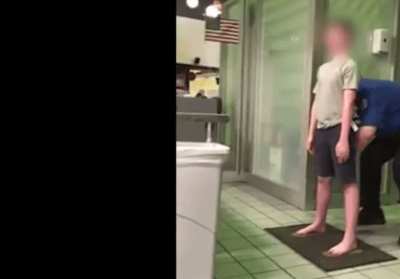 DEZE moeder is woedend op wat deze douane bij haar zoontje deed: "We werden zonder respect behandeld"