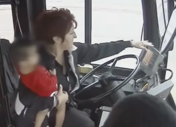 Jongen stapt op blote voeten in bus, chauffeur belt meteen de politie