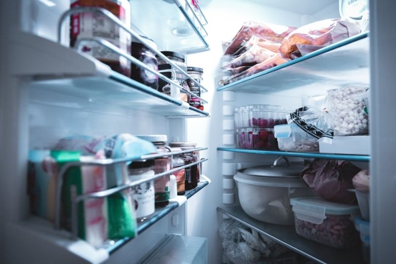5 manieren om vervelende geuren uit je koelkast te krijgen