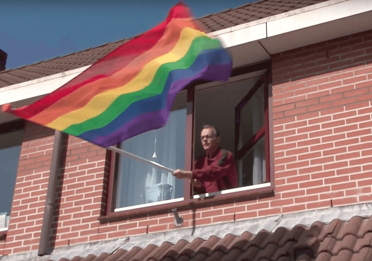 Bert hangt regenboogvlag uit: "Laten we alle slachtoffers van homogeweld een hart onder de riem steken" Doe jij mee?