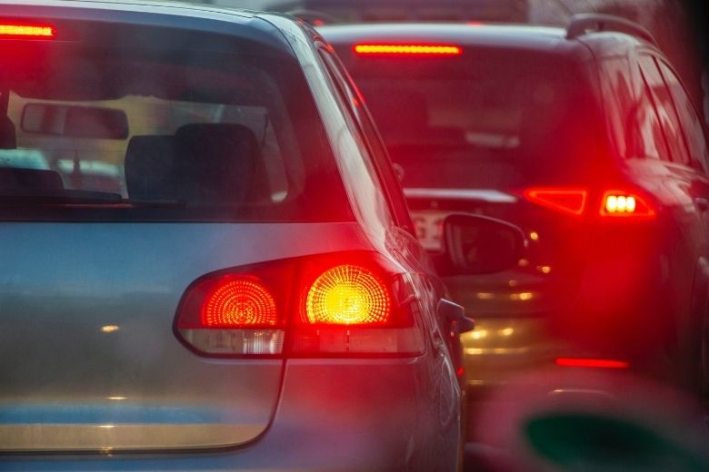 Goed nieuws: we staan minder in de file en krijgen meer loon