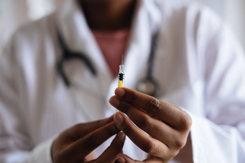 Denemarken legt vaccineren met AstraZeneca stil vanwege bijwerkingen