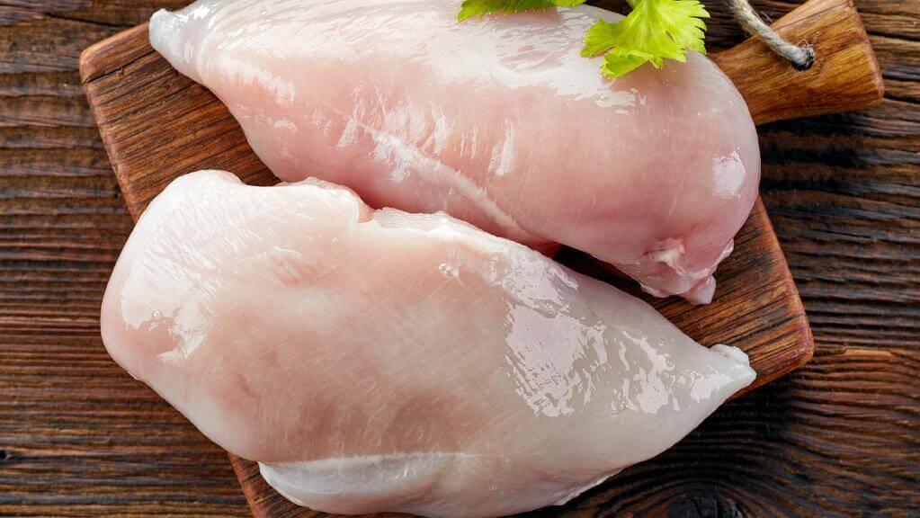 Ken je die witte lijntjes in je kipfilet? DIT is wat ze betekenen! Hier wordt je niet vrolijk van...