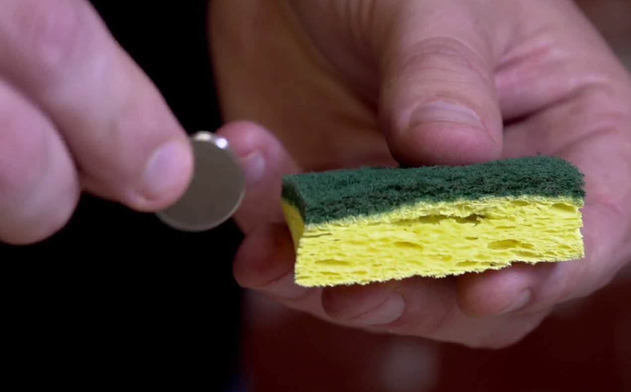 Met dit briljante trucje maak je eenvoudig de lastigst gevormde glazen blinkend schoon!