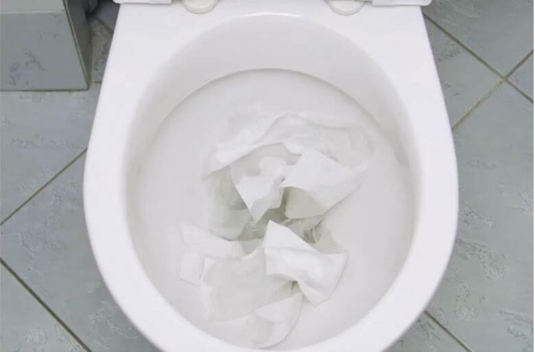 Toilet verstopt? Zo ontstop je 'm weer met een beetje vershoudfolie