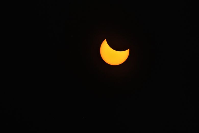 Eind van de ochtend gedeeltelijke zonsverduistering te zien