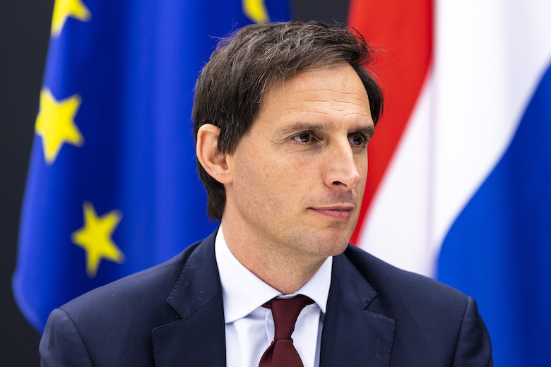 Oei: minister Wopke Hoekstra test positief op corona