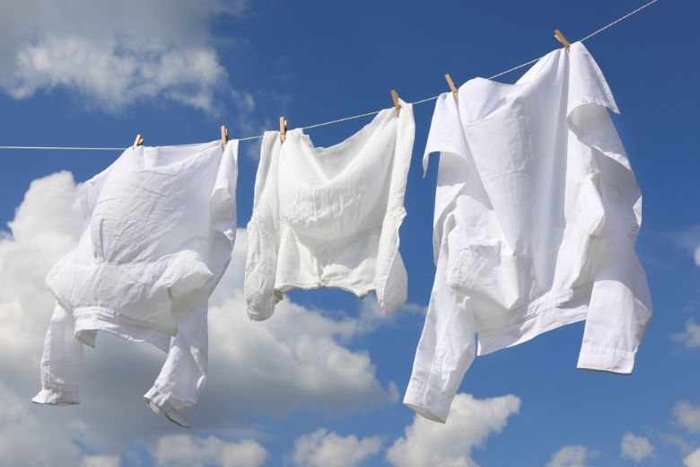Aha: zo krijg je zweetvlekken uit witte kleding