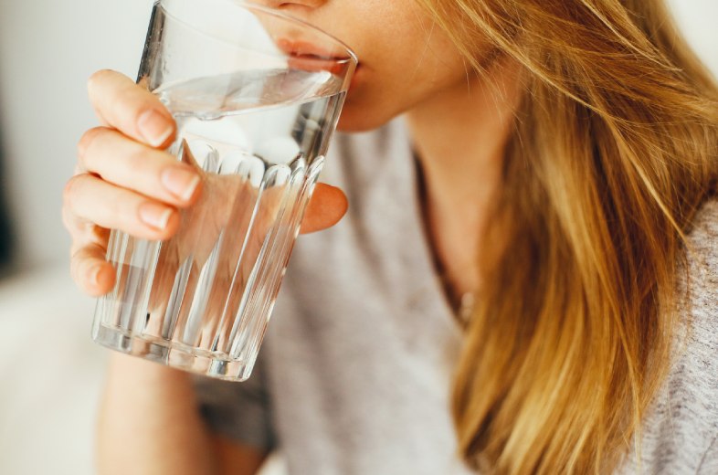 Met deze 6 tips drink je voldoende water op een dag