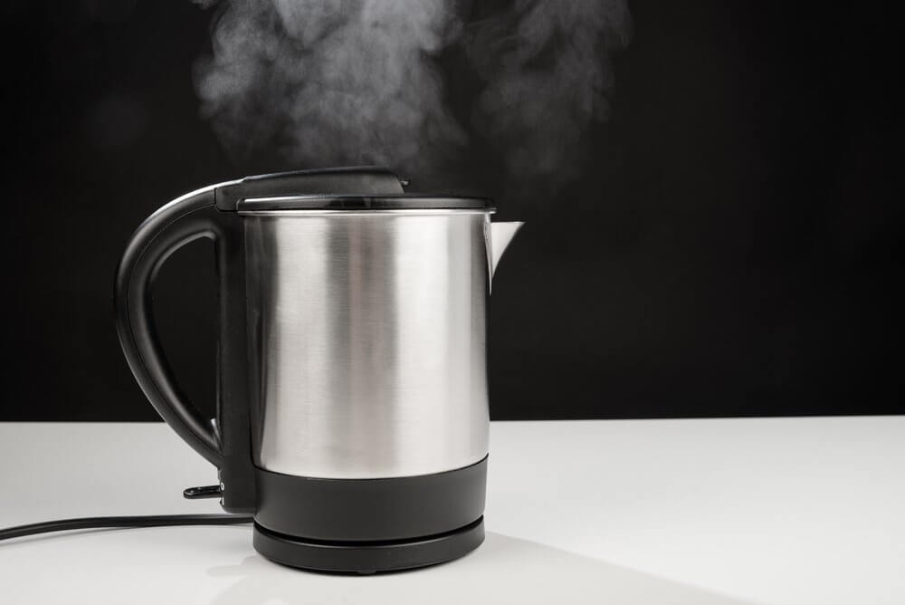 ''Zet je waterkoker nóóit twee keer aan met hetzelfde water": Feit of fabel? DIT is het antwoord!