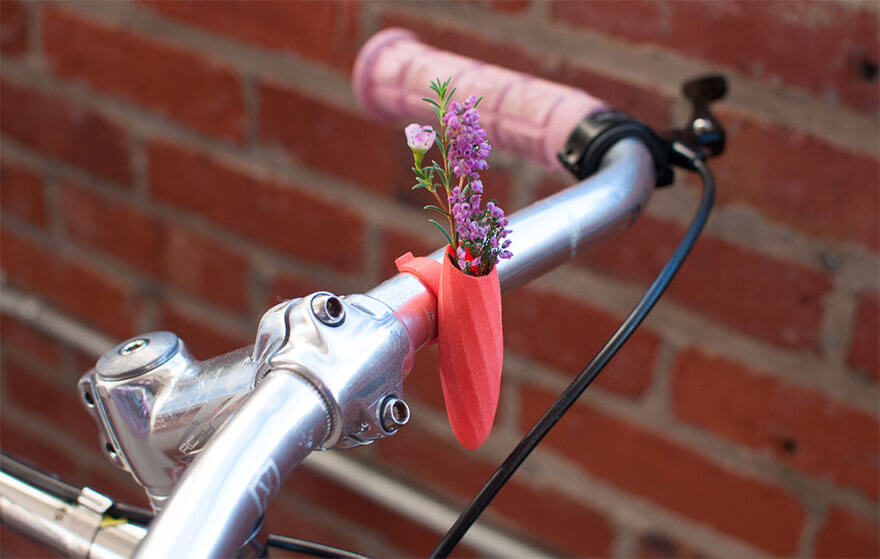 Een vaas met bloemen op de fiets 2