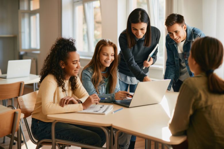 Binnenkort geen mobieltjes meer in de klas