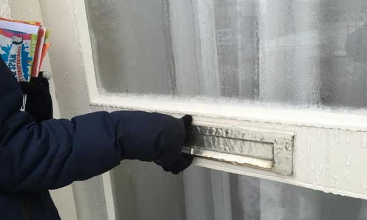 Folderbezorger Bjorn (15) krijgt de deur in zijn gezicht gesmeten: "Het lijkt erop dat bij de duurste huizen de botste mensen wonen"