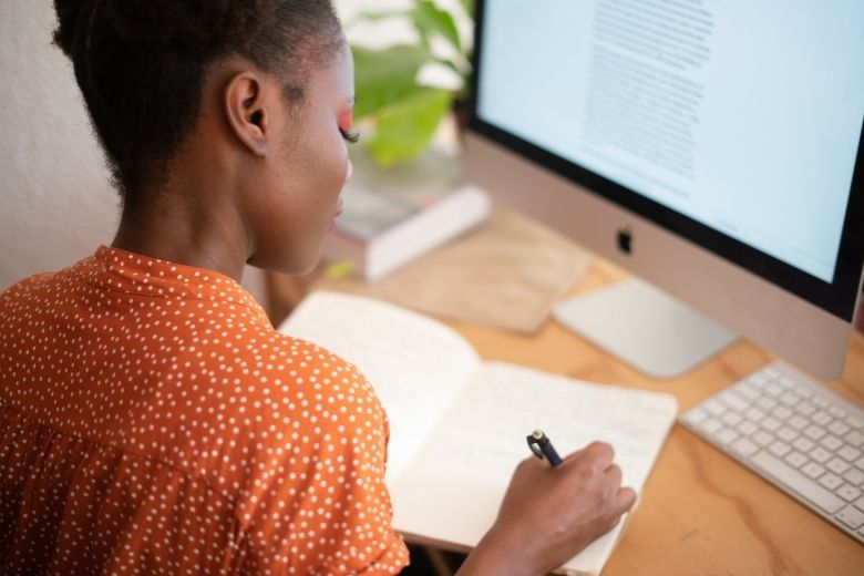 Met deze 6 tips voorkom je nek- en rugklachten door thuiswerken