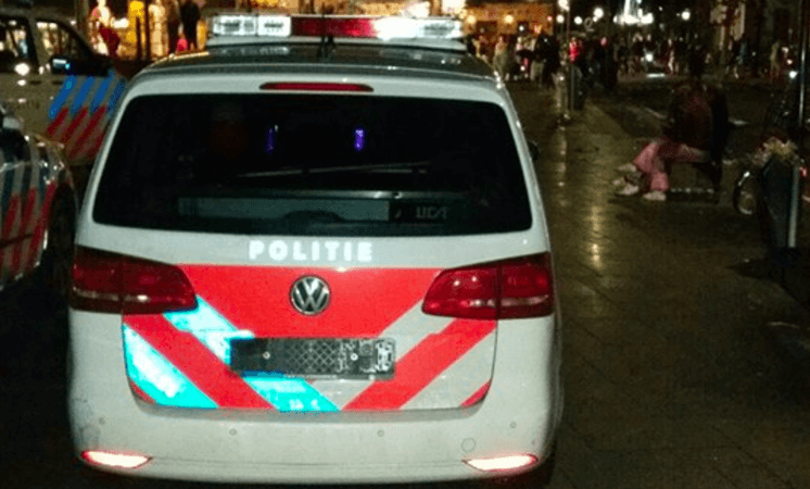 Politie roept 'stoere dader' op gestolen nummerbord van politieauto terug te brengen.. Deel dit bericht zodat we hem bereiken!